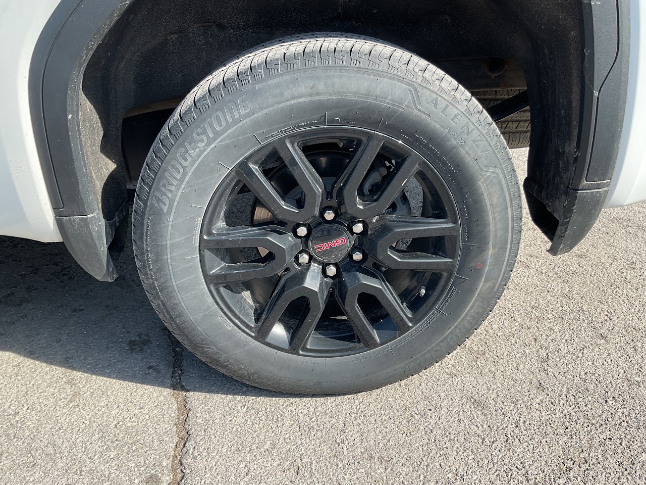 2024 GMC Sierra — photo 13 of 32
