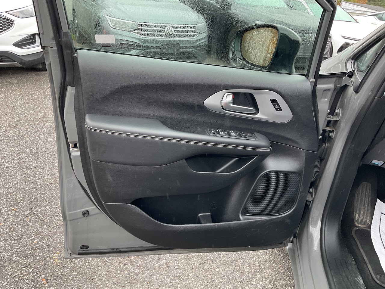 2025 Chrysler Pacifica — photo 15 of 34