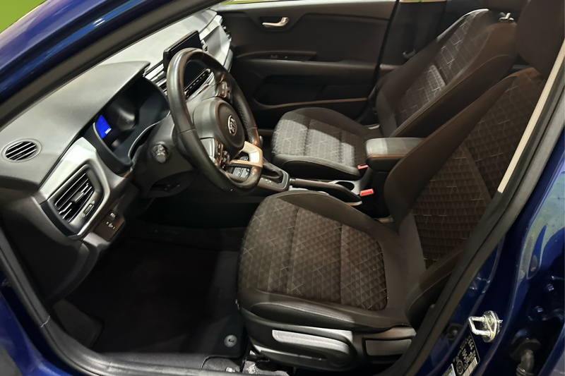 2021 Kia Rio Hatchback 5-Door — photo 10 of 25