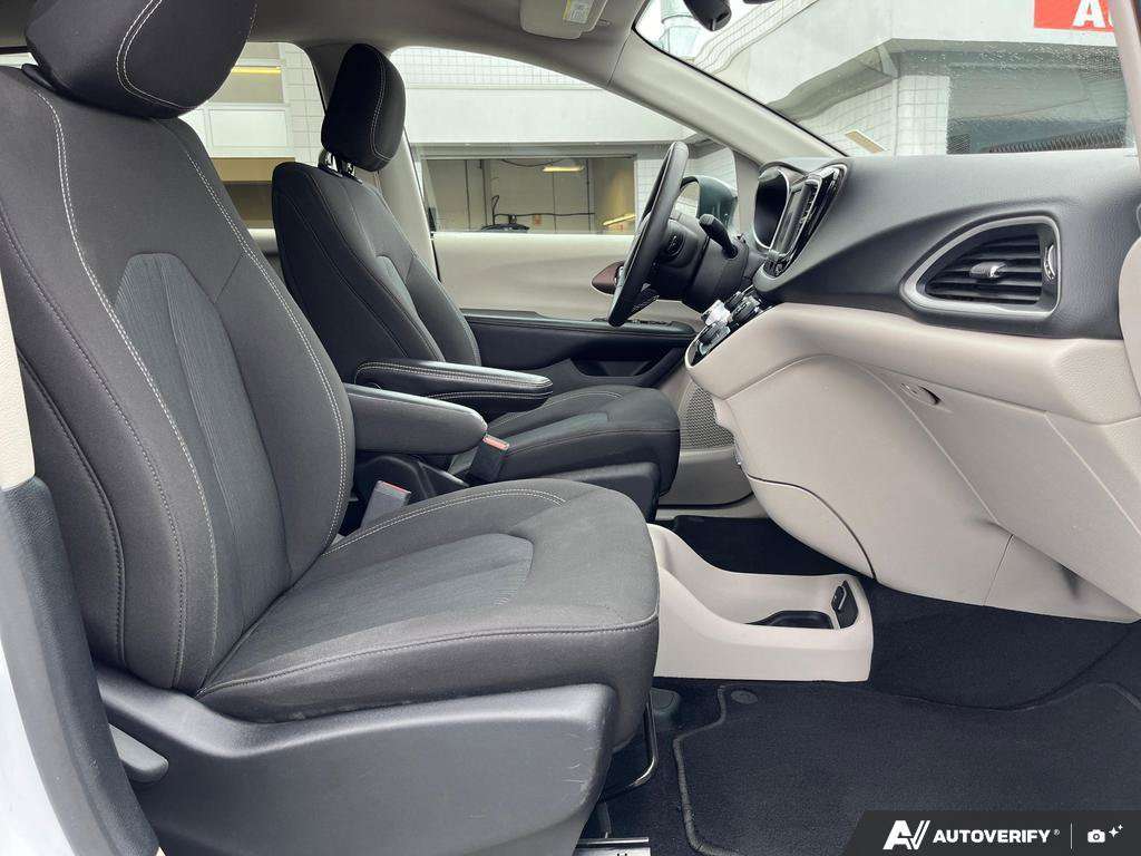 2024 Chrysler Grand Caravan — photo 22 of 25