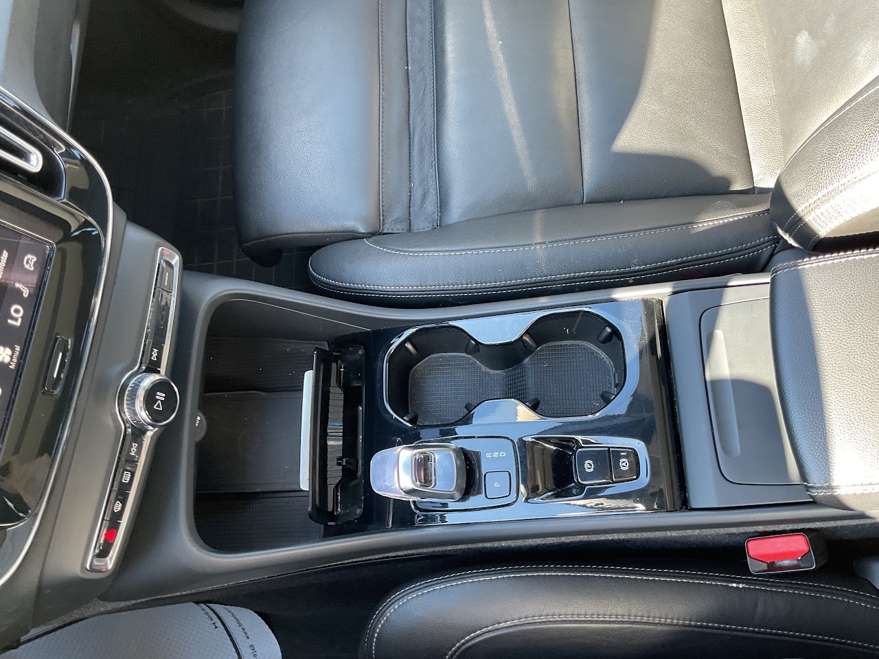 2024 Volvo XC40 — photo 29 of 34
