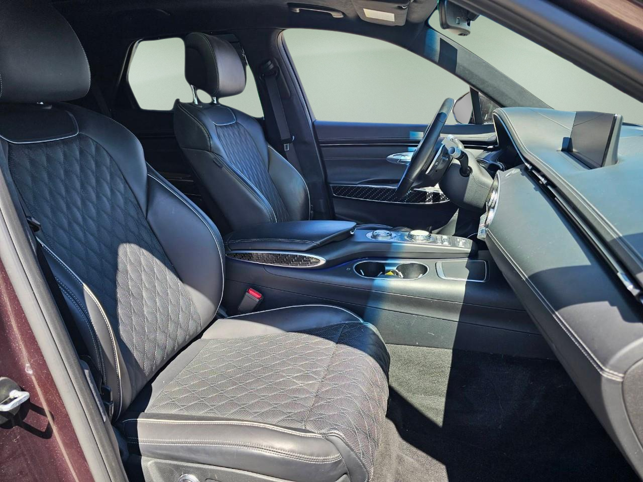 2022 Genesis GV70 — photo 14 of 19