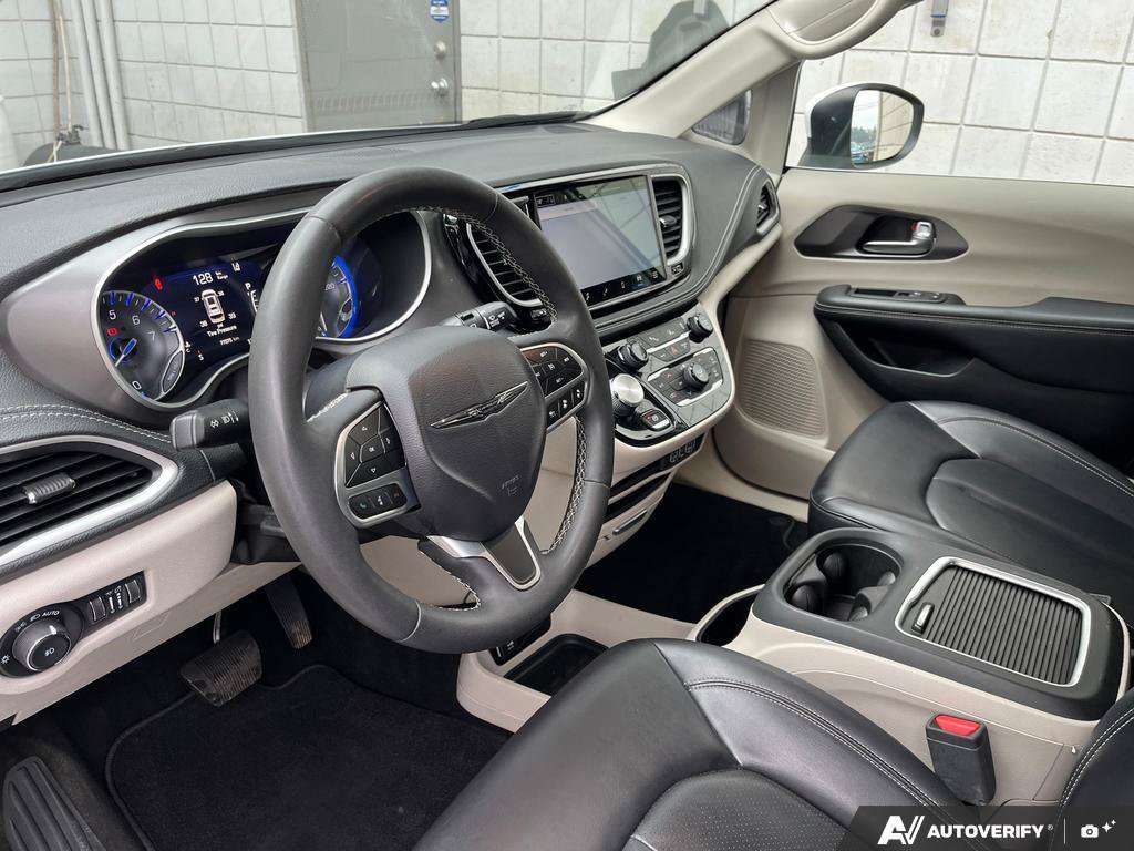 2023 Chrysler Pacifica — photo 13 of 25