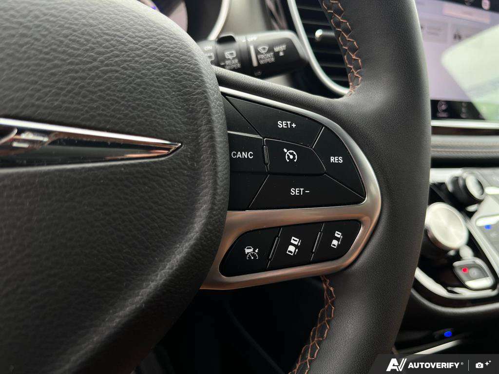 2024 Chrysler Pacifica Hybrid — photo 16 of 25