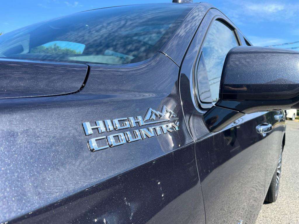 2025 Chevrolet Suburban — photo 7 of 25
