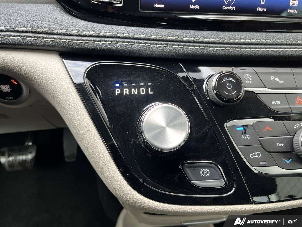 2023 Chrysler Pacifica — photo 18 of 25