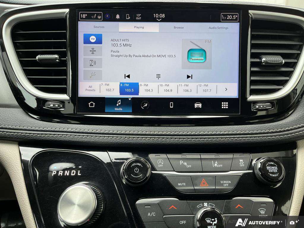 2023 Chrysler Pacifica — photo 19 of 25