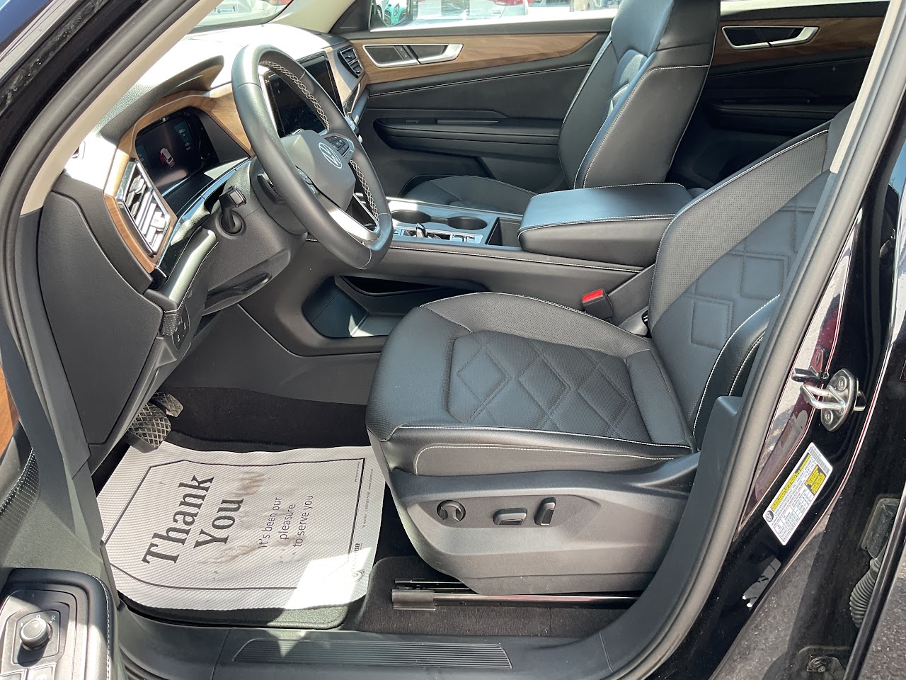 2024 Volkswagen Atlas — photo 8 of 21