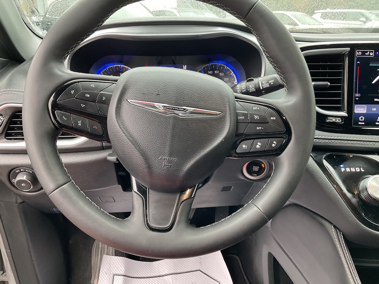 2025 Chrysler Pacifica — photo 20 of 34