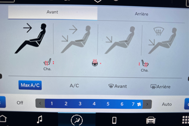 2023 Chrysler Pacifica — photo 21 of 27