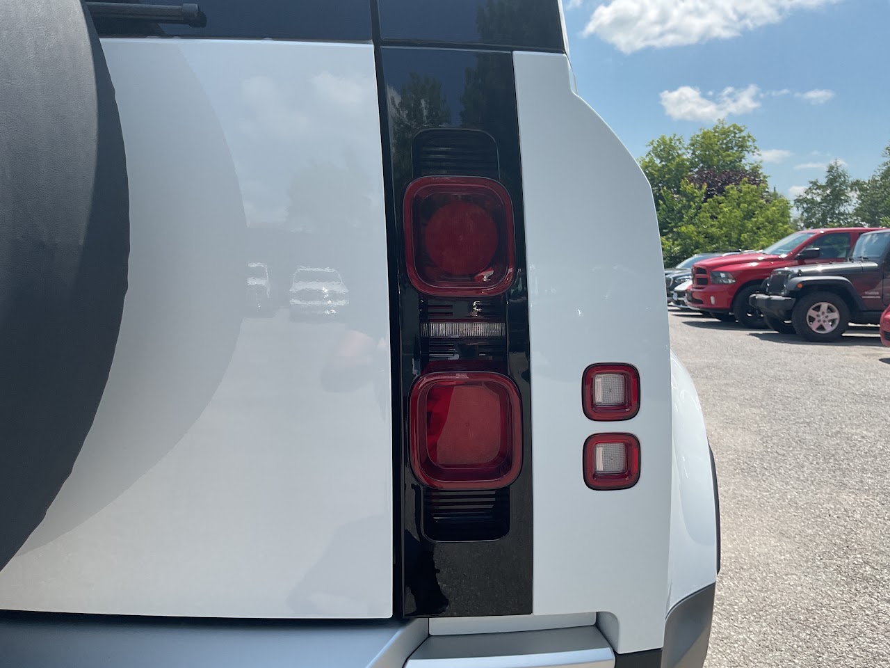 2024 Land Rover Defender — photo 19 of 34