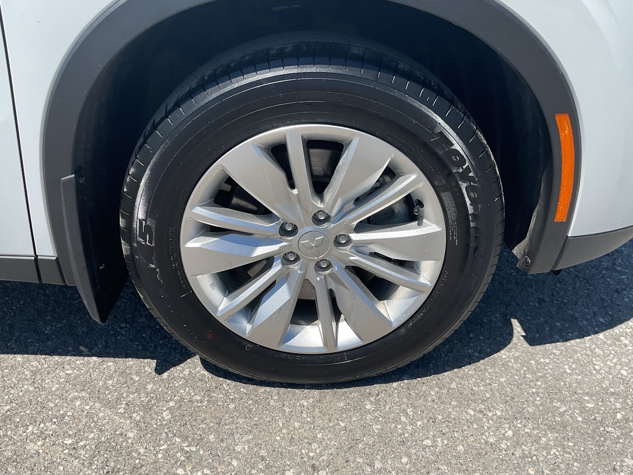 2025 Mitsubishi Outlander — photo 12 of 32