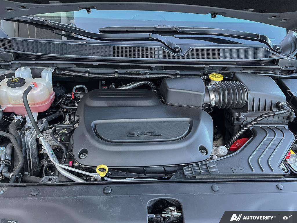 2023 Chrysler Pacifica — photo 10 of 25