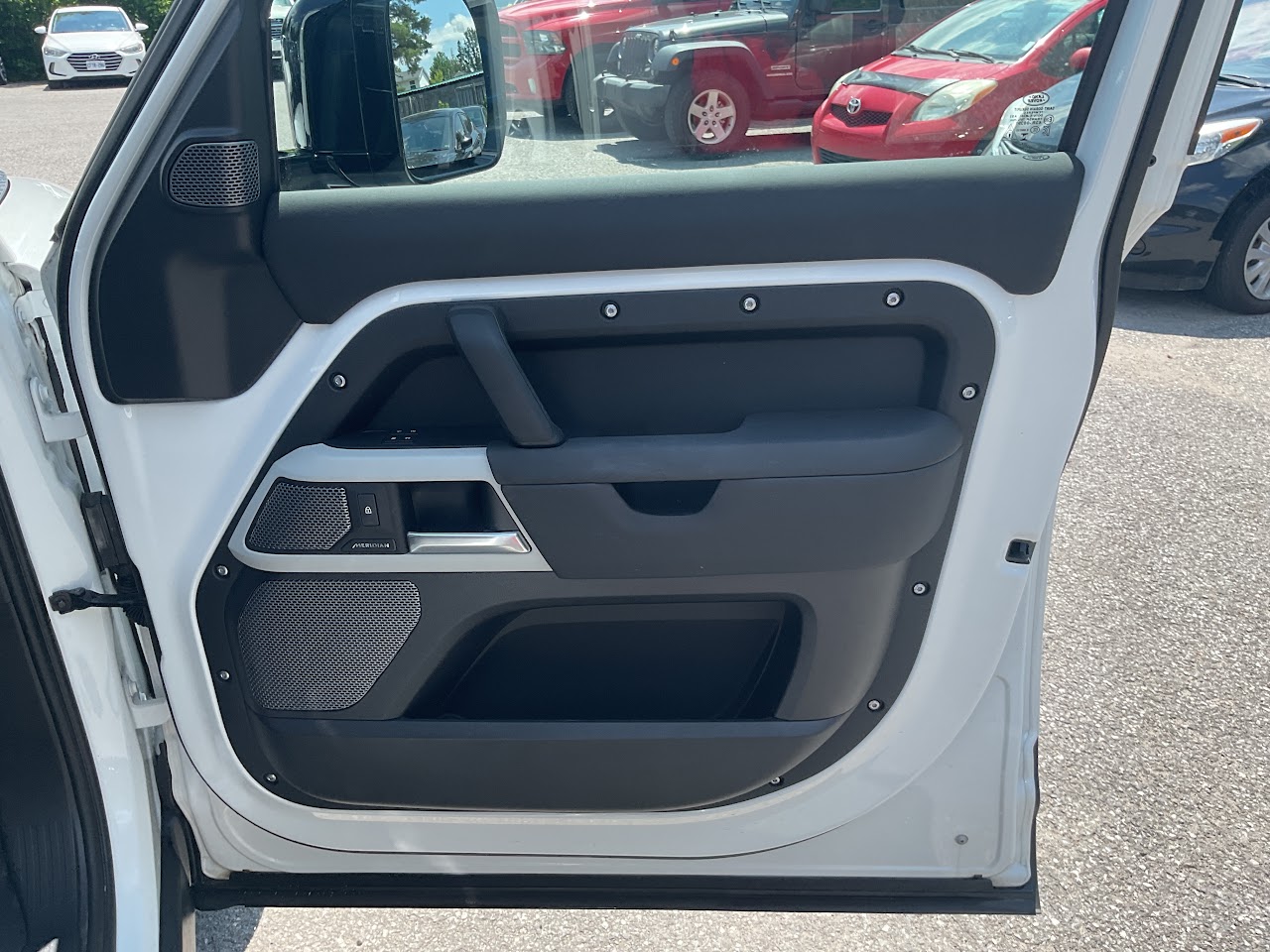 2024 Land Rover Defender — photo 31 of 34