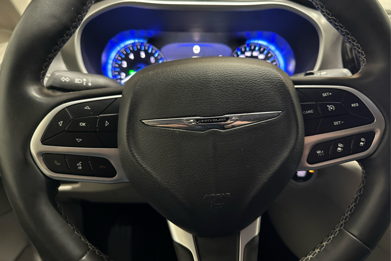 2023 Chrysler Pacifica — photo 14 of 33