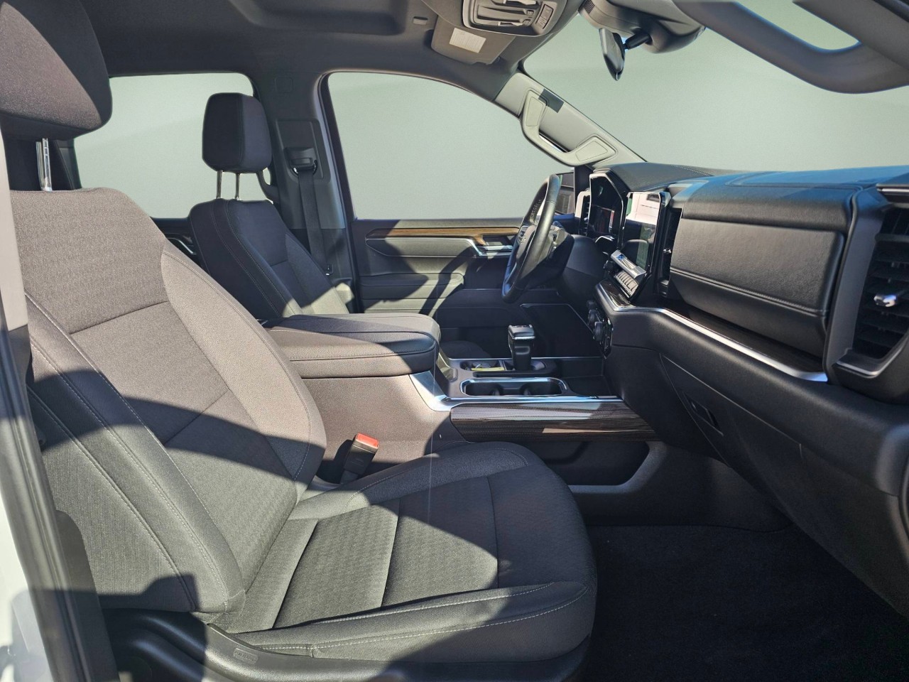 2025 Chevrolet Silverado 1500 — photo 19 of 22