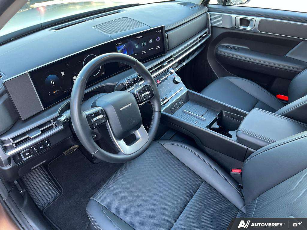 2025 Hyundai Santa Fe — photo 13 of 25