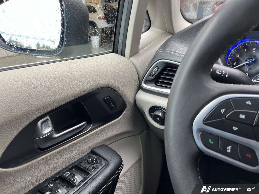2023 Chrysler Pacifica — photo 17 of 25