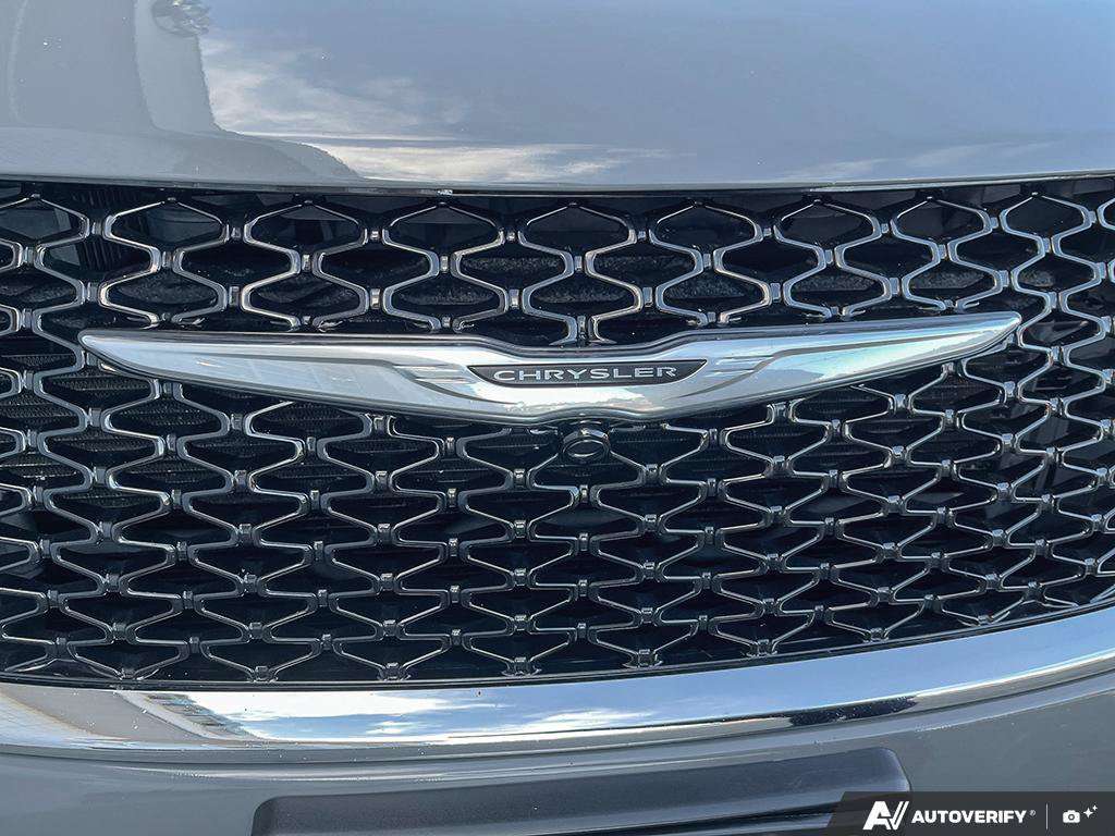 2023 Chrysler Pacifica — photo 9 of 25