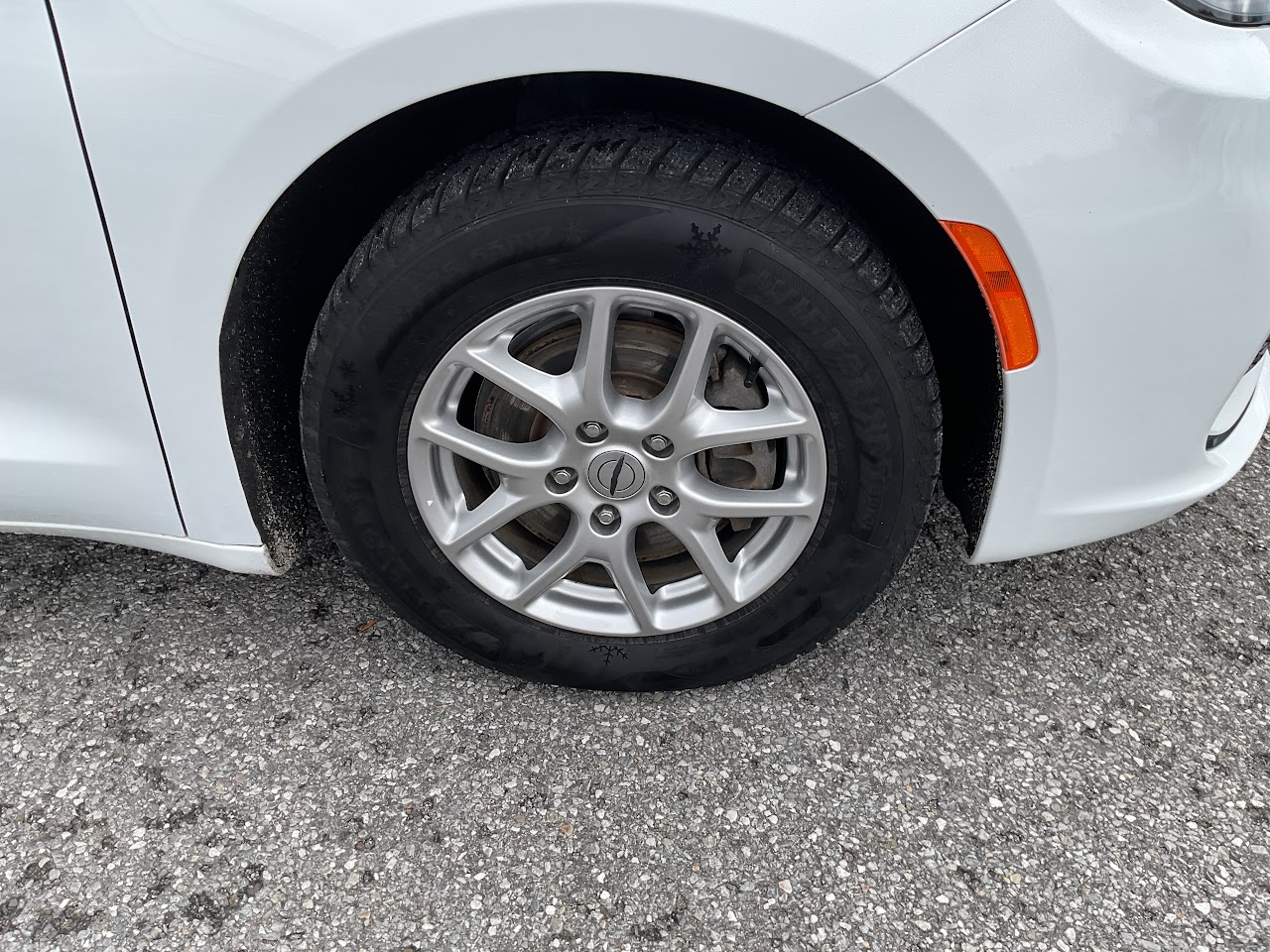 2024 Chrysler Pacifica — photo 20 of 35