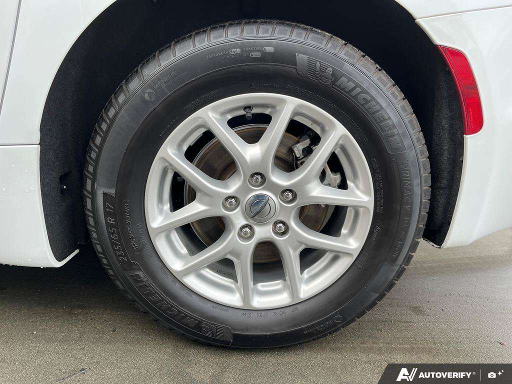 2023 Chrysler Pacifica — photo 6 of 25