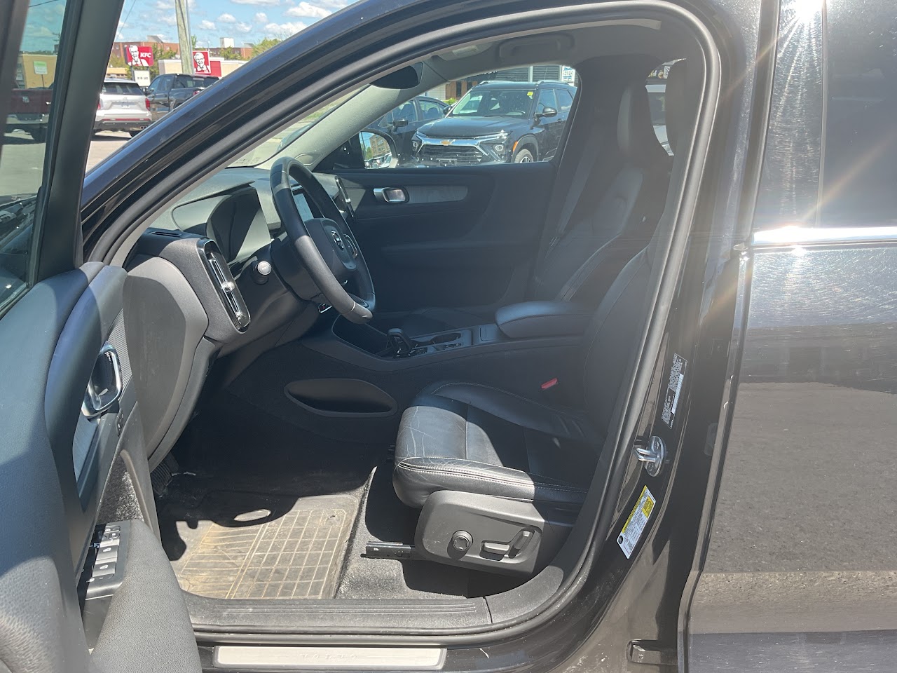 2024 Volvo XC40 — photo 21 of 36