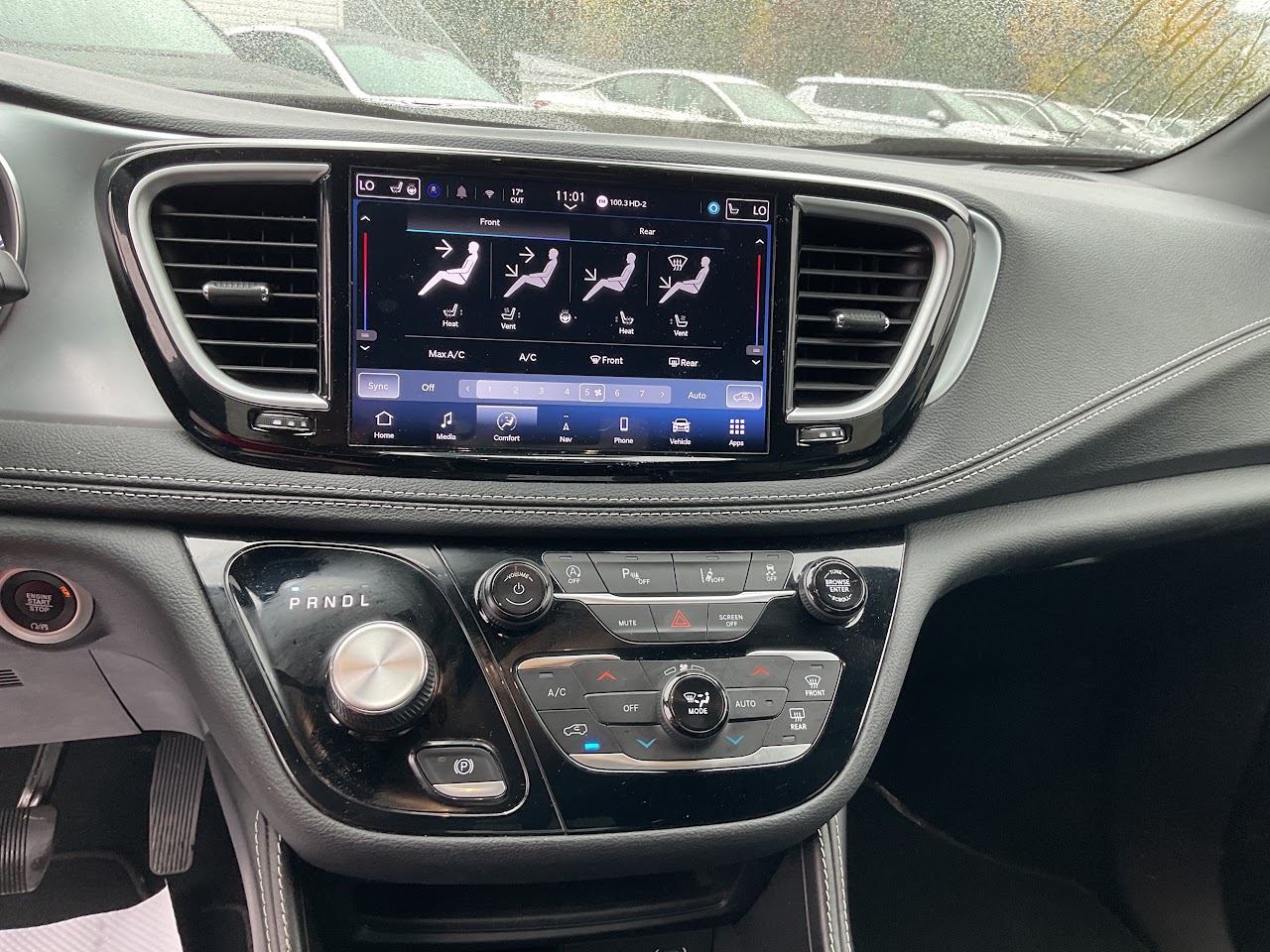 2025 Chrysler Pacifica — photo 16 of 34