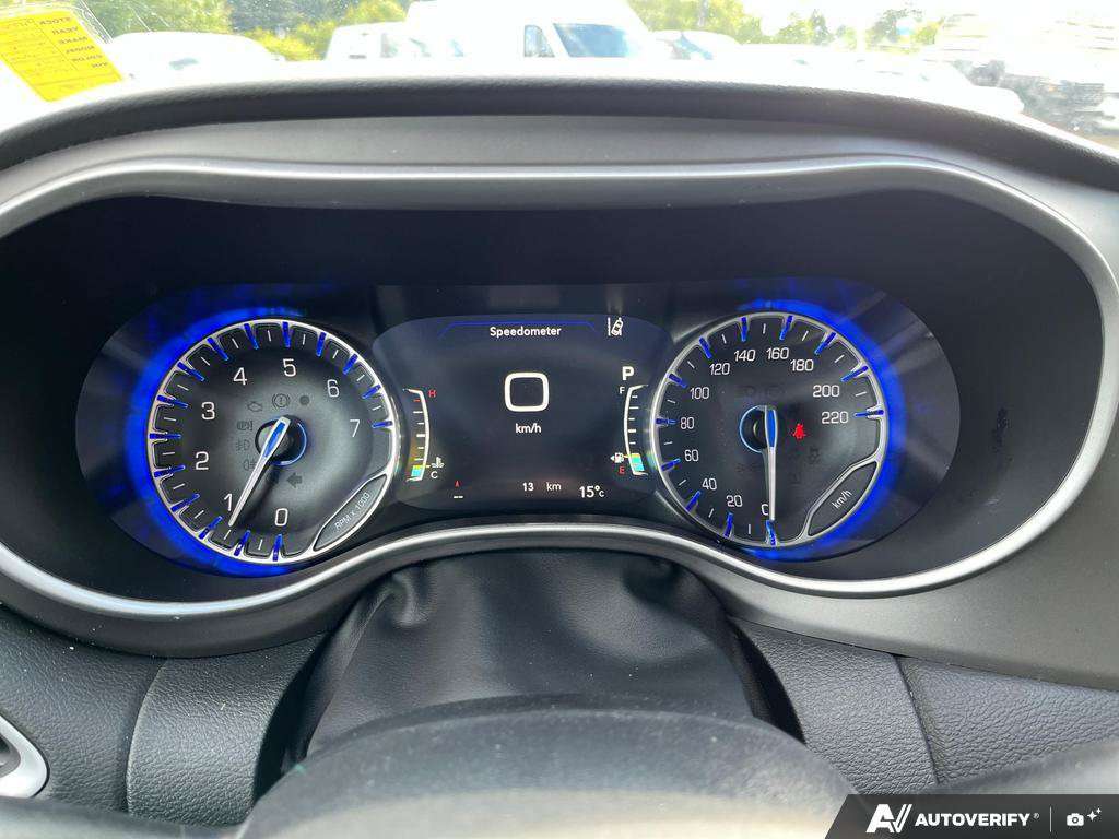 2027 Chrysler Grand Caravan — photo 15 of 25
