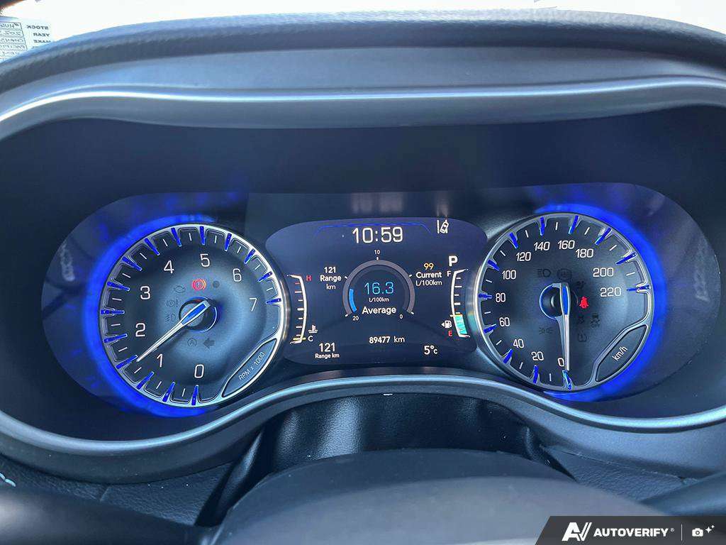 2023 Chrysler Pacifica — photo 15 of 25
