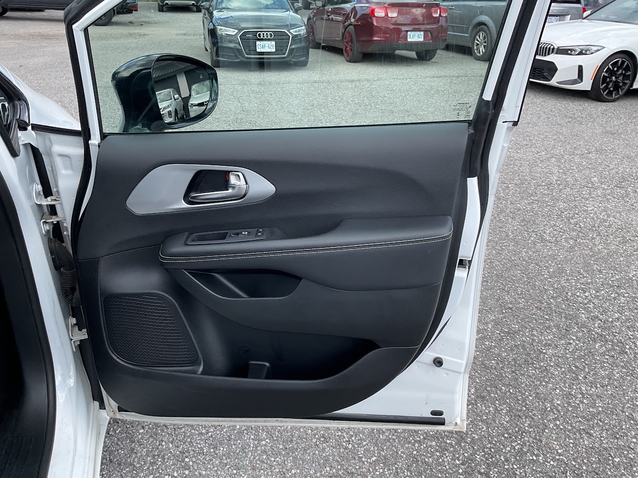 2025 Chrysler Pacifica — photo 31 of 34