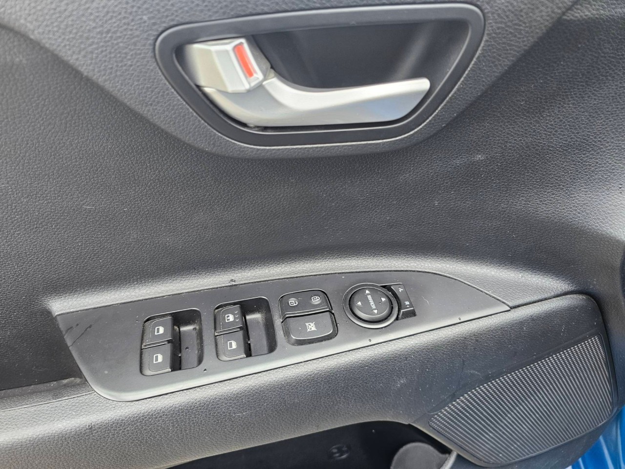 2023 Kia Rio 5-door — photo 13 of 18
