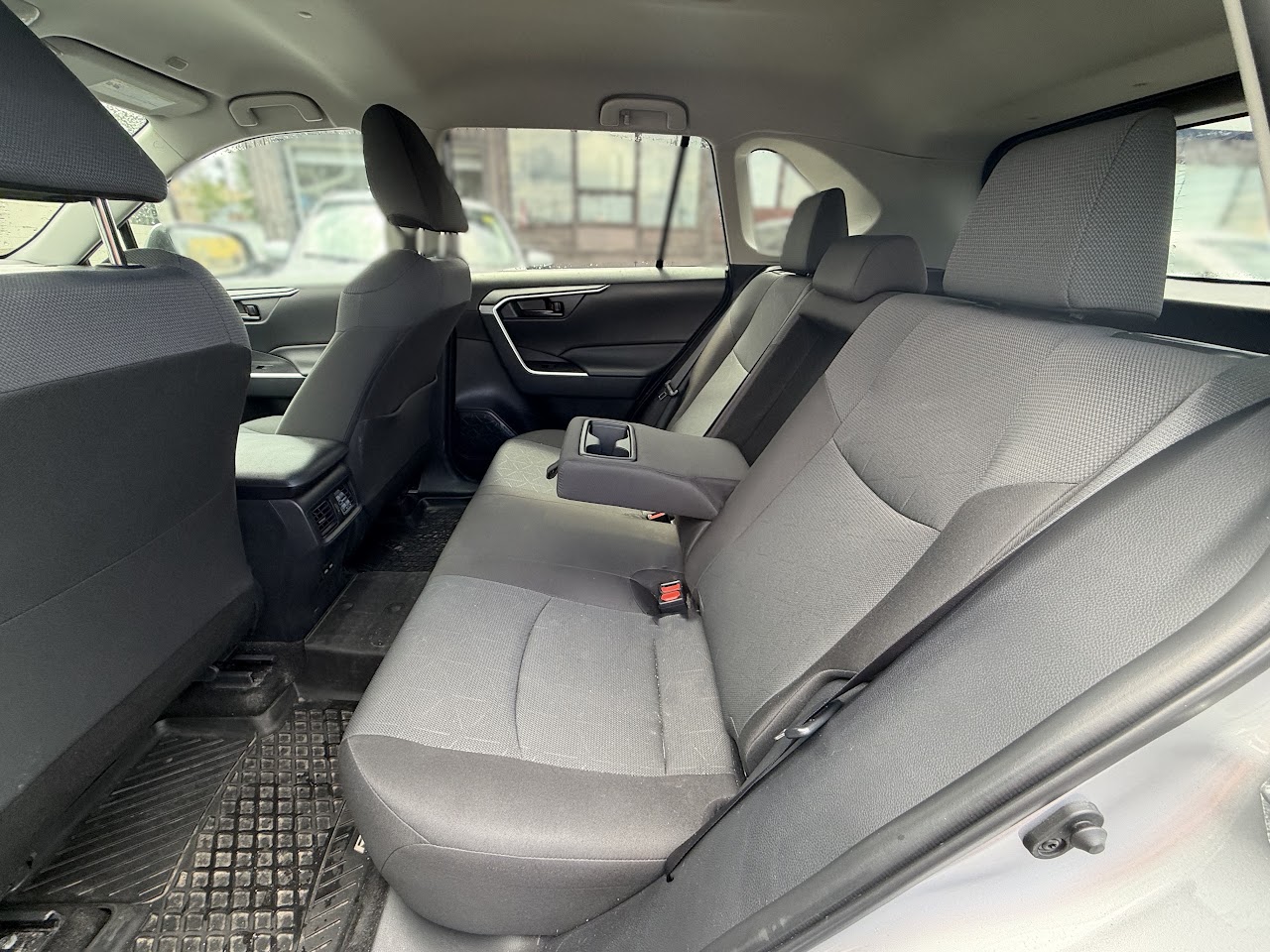 2025 Toyota RAV4 — photo 34 of 47