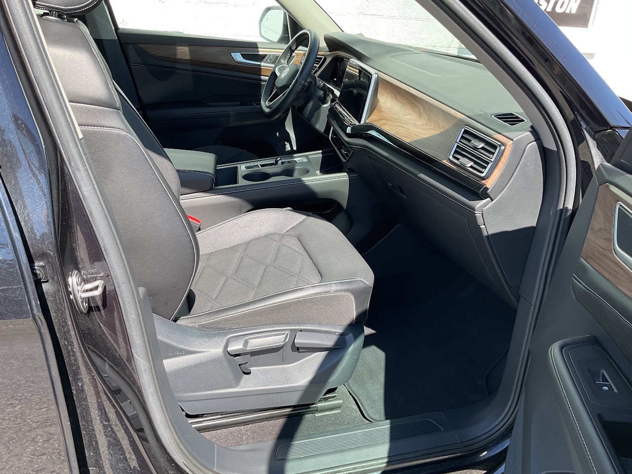 2024 Volkswagen Atlas — photo 9 of 21
