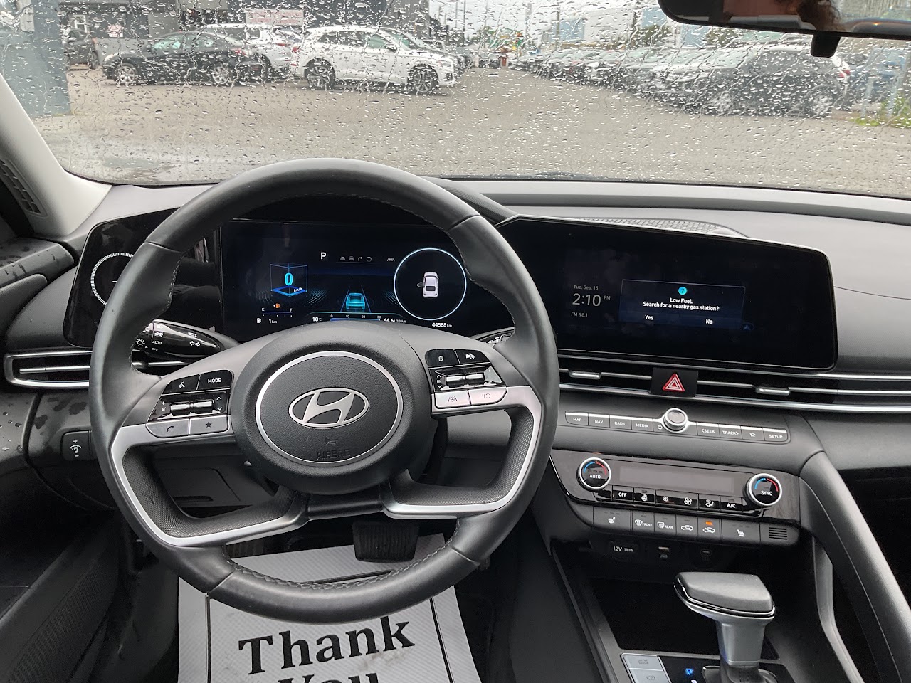 2025 Hyundai Elantra — photo 23 of 34