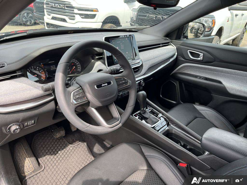 2025 Jeep Compass — photo 13 of 25