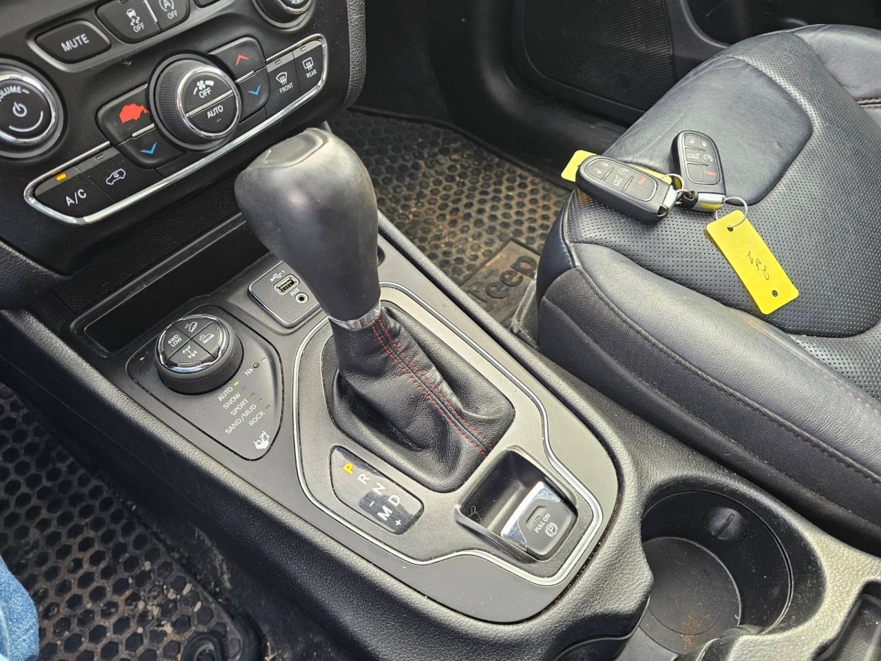 2021 Jeep Cherokee — photo 14 of 22