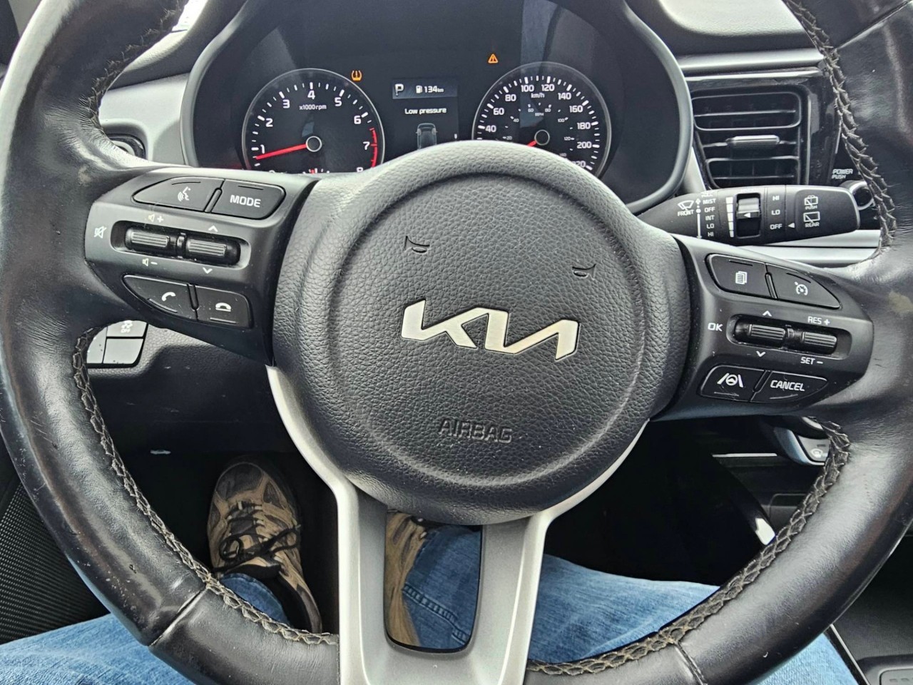 2023 Kia Rio 5-door — photo 8 of 18