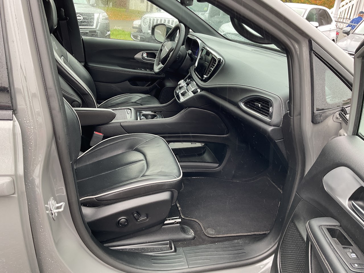2025 Chrysler Pacifica — photo 30 of 34