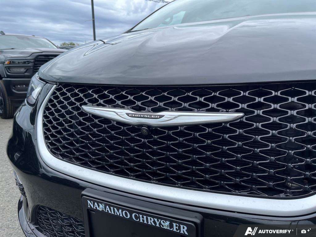 2024 Chrysler Pacifica Hybrid — photo 9 of 25