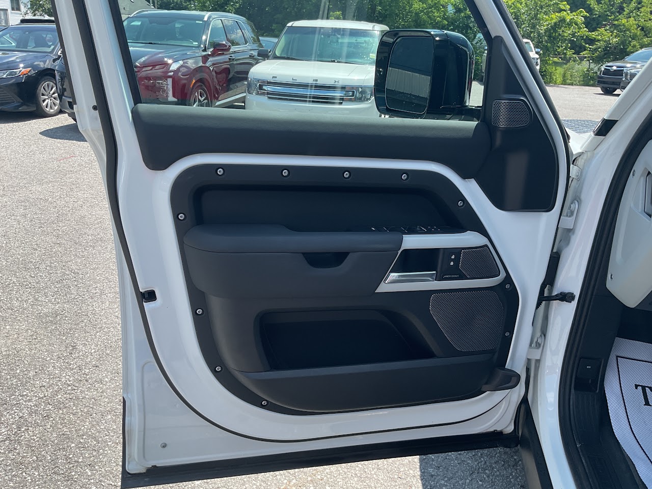 2024 Land Rover Defender — photo 30 of 34