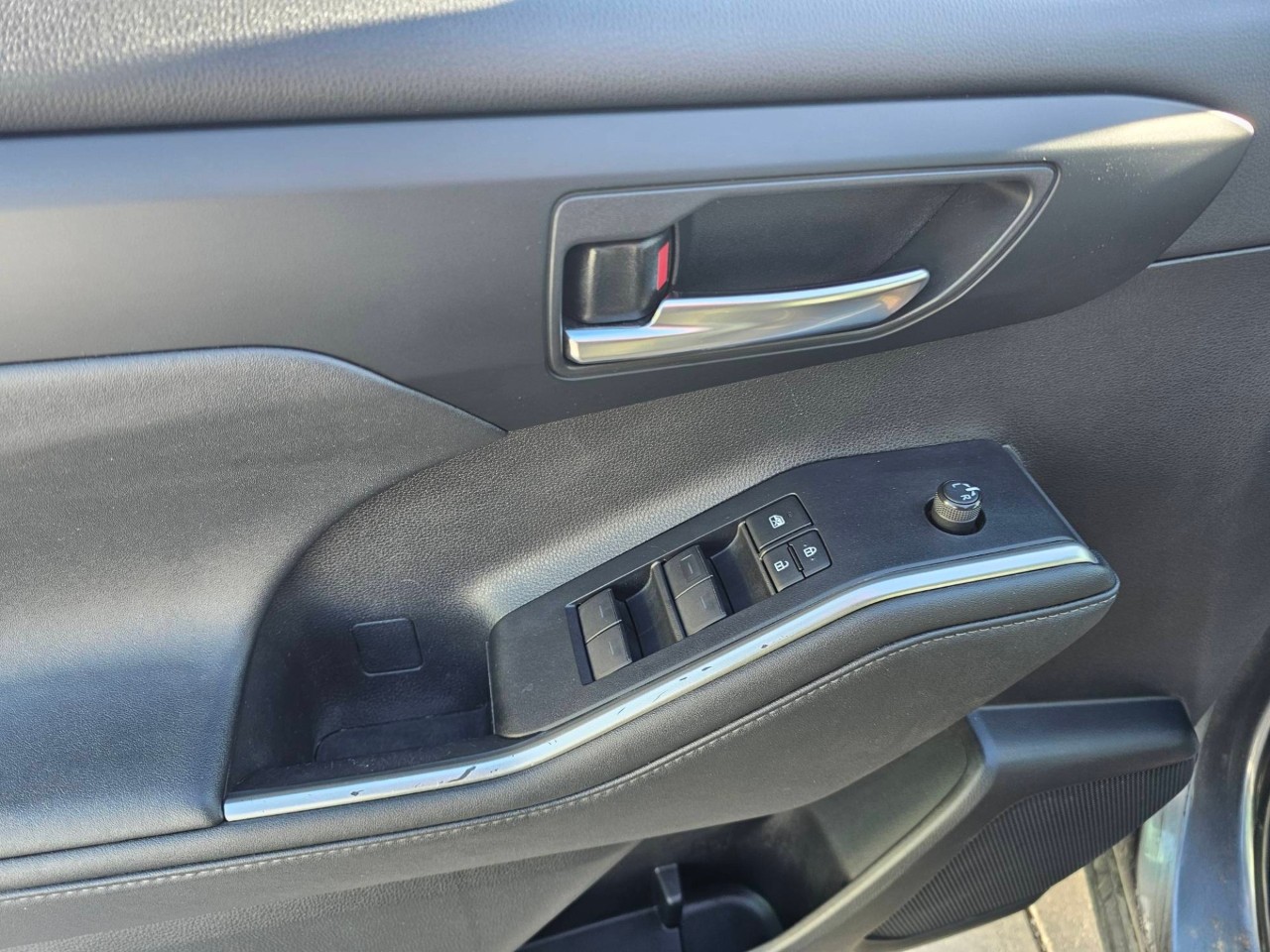 2021 Toyota Highlander — photo 21 of 27