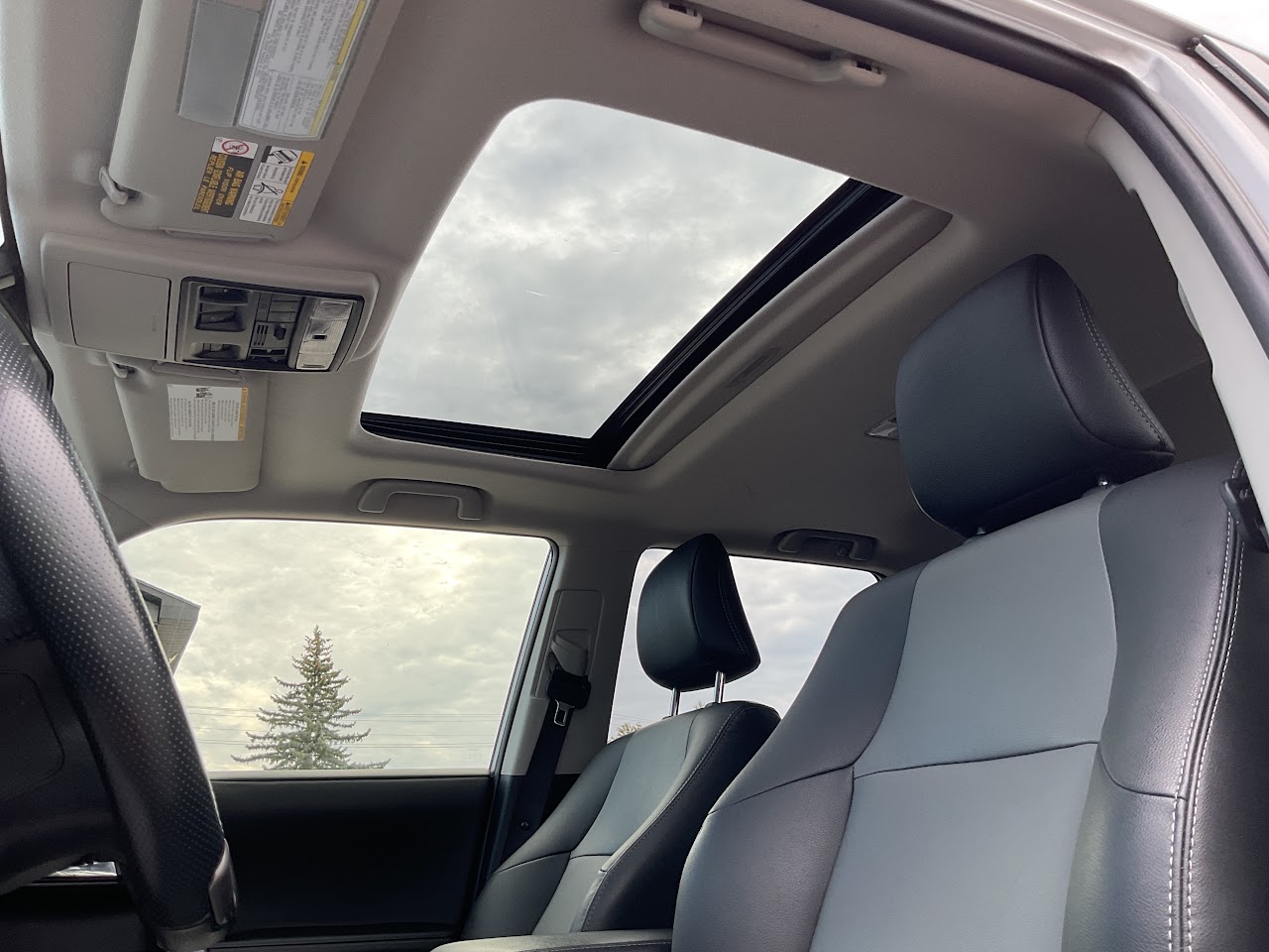 2024 Toyota 4RUNNER — photo 32 of 34