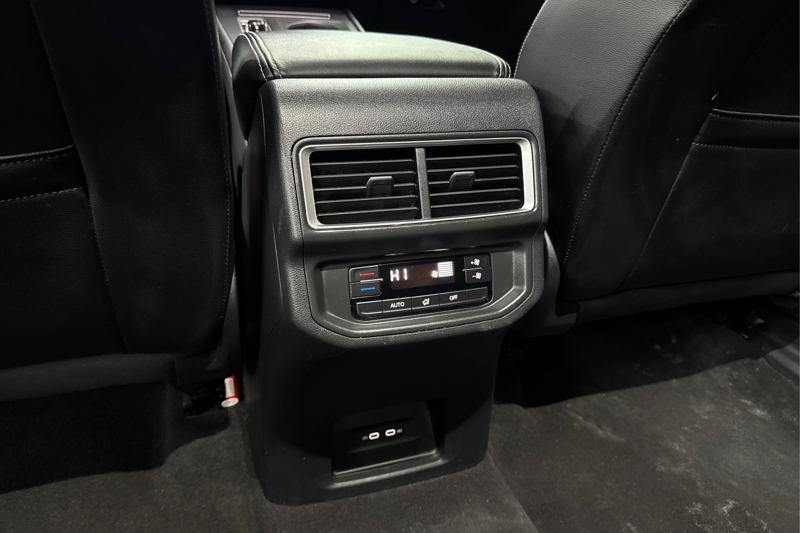 2024 Volkswagen Atlas — photo 21 of 36