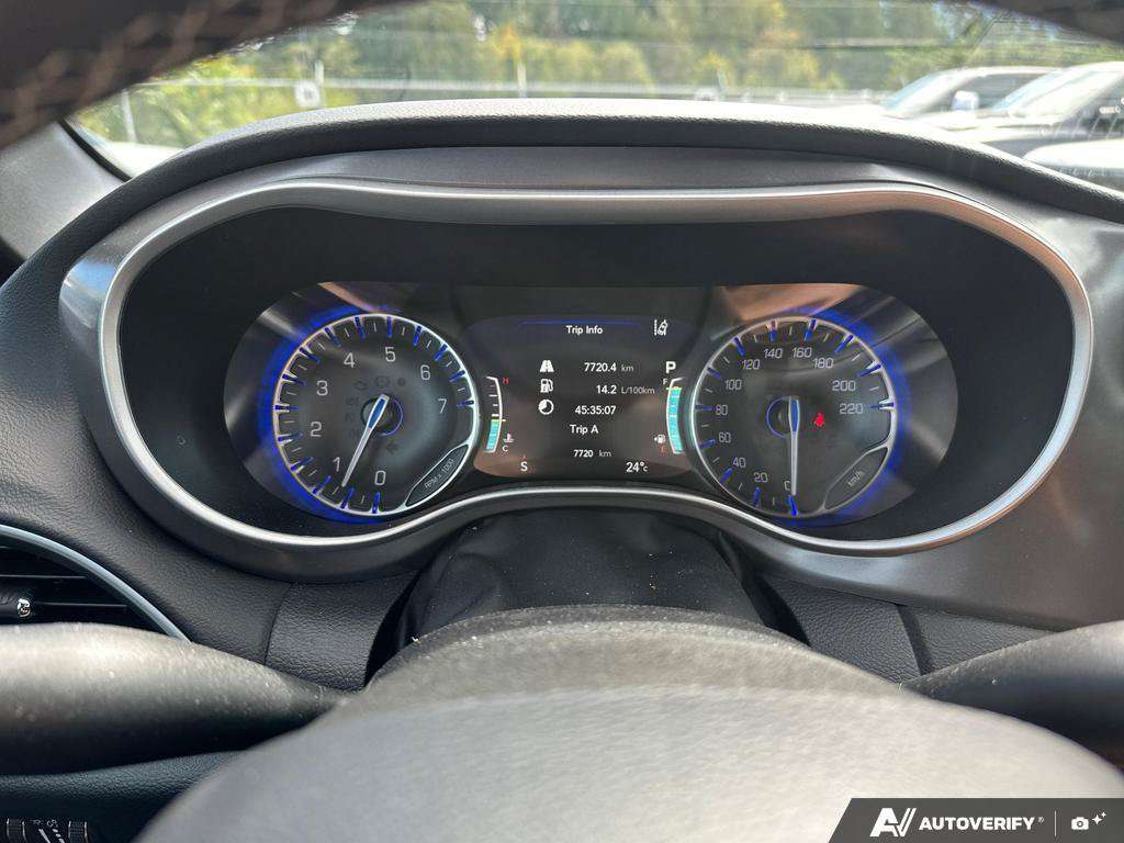2025 Chrysler Grand Caravan — photo 15 of 25