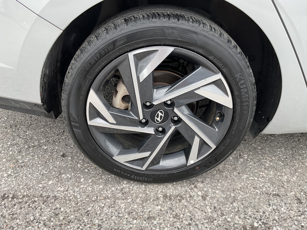 2025 Hyundai Elantra — photo 13 of 34