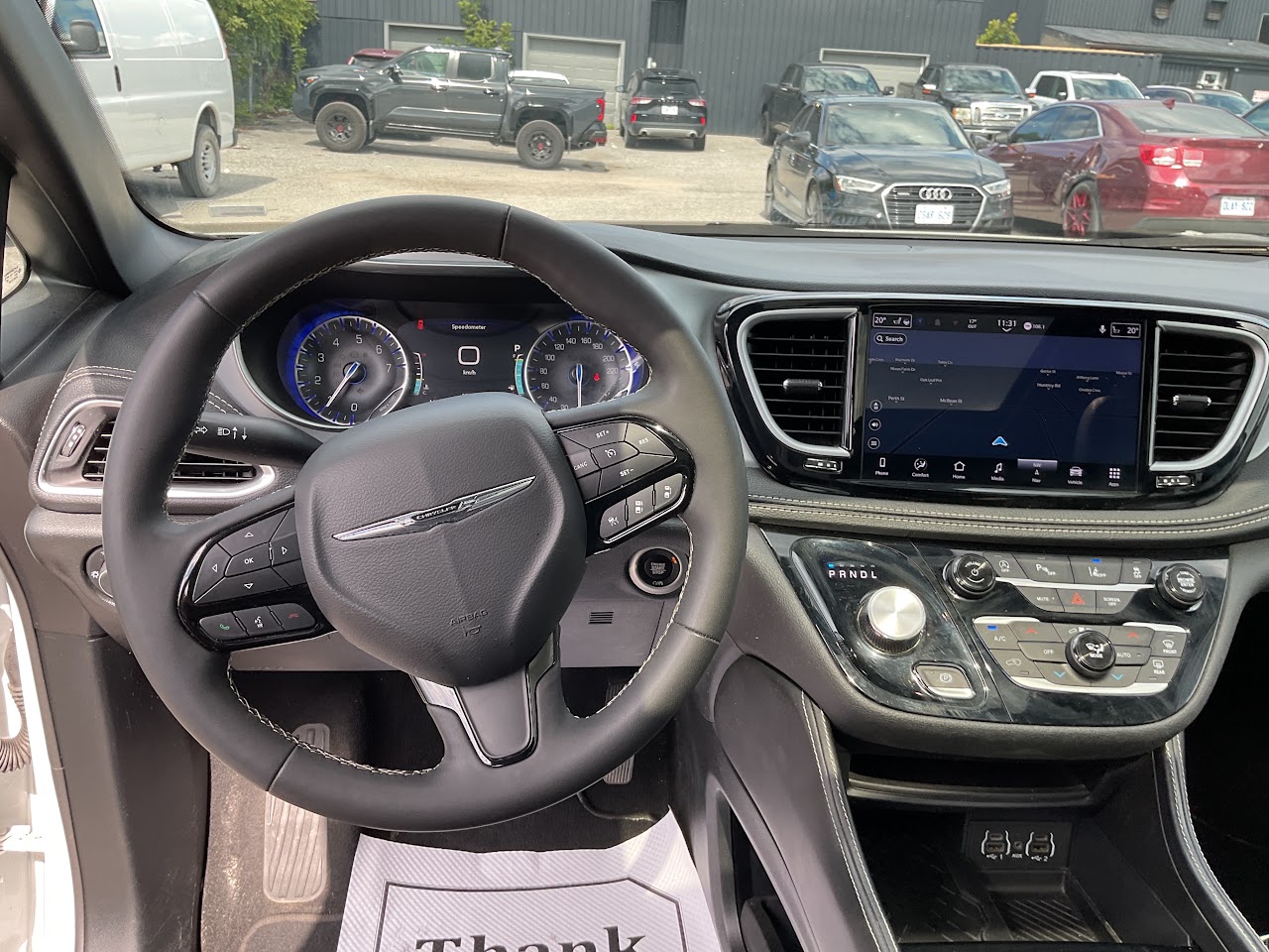 2025 Chrysler Pacifica — photo 23 of 34