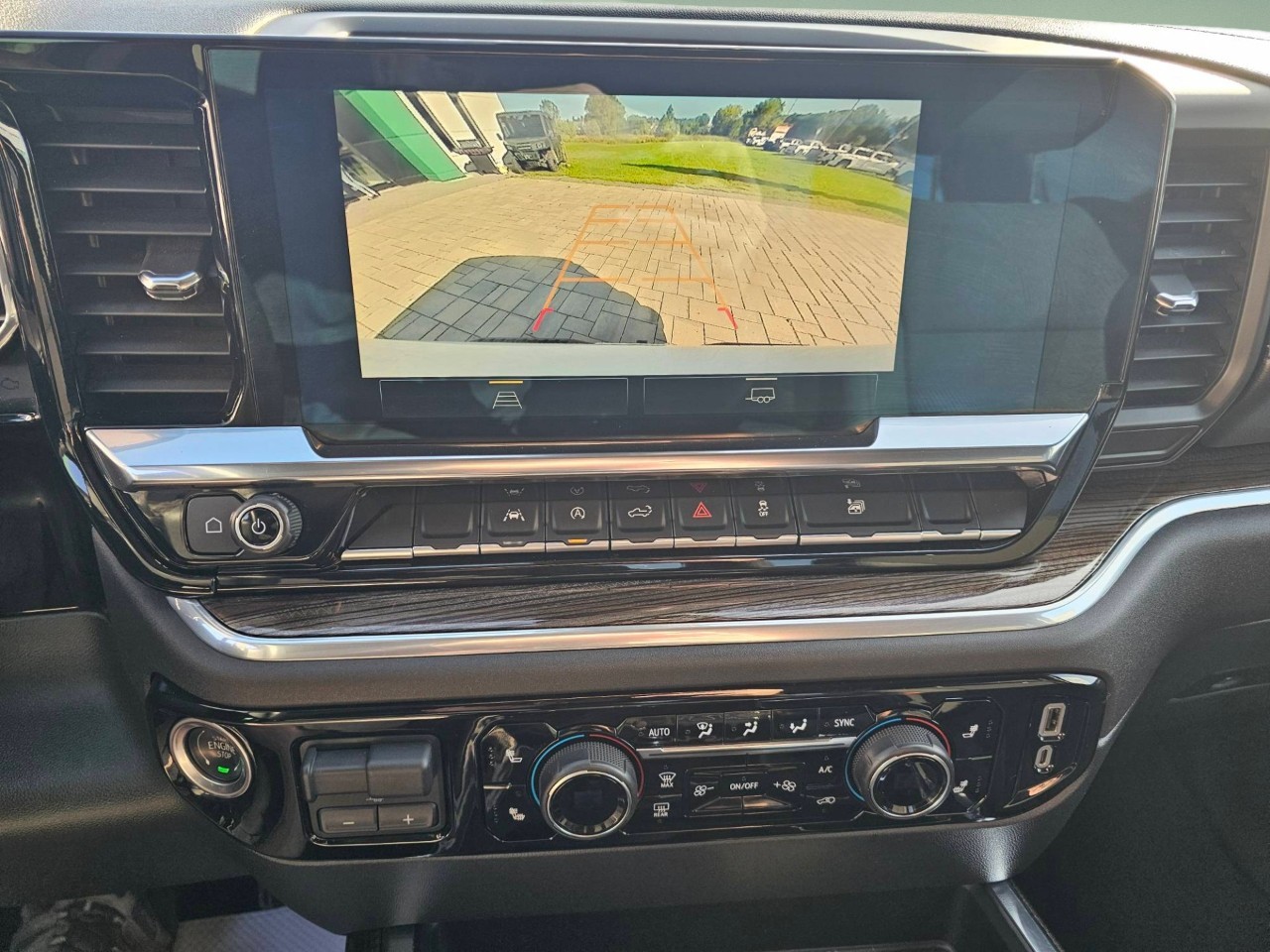 2025 Chevrolet Silverado 1500 — photo 11 of 22