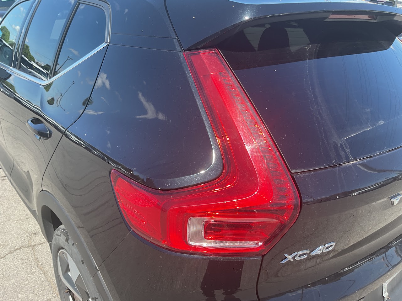 2024 Volvo XC40 — photo 17 of 36