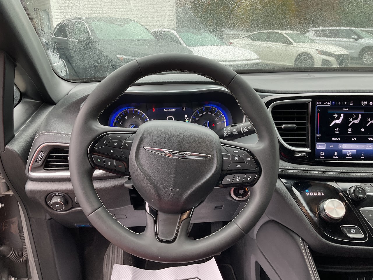 2025 Chrysler Pacifica — photo 23 of 34