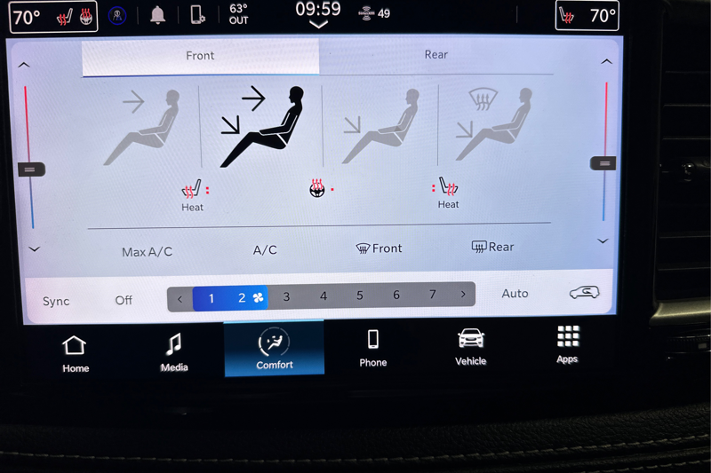 2023 Chrysler Pacifica — photo 26 of 33